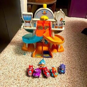 Top Wing race track 5 cars and a figurine